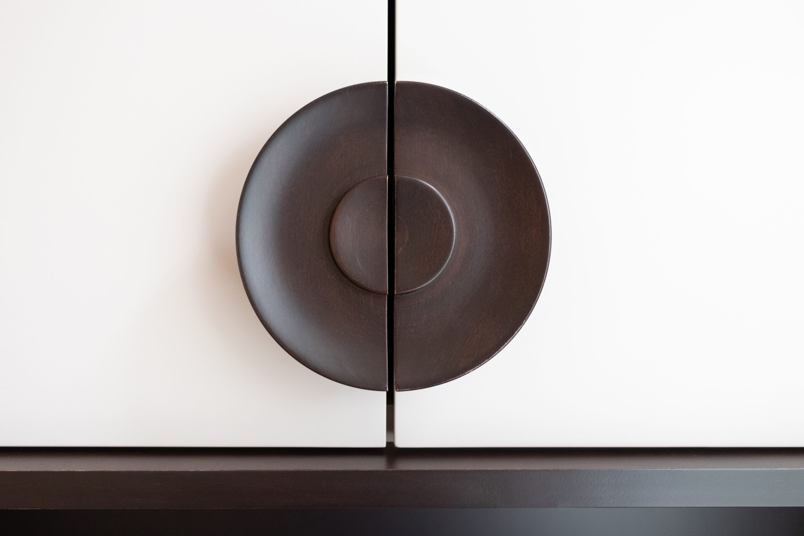 Flat door with gola handle