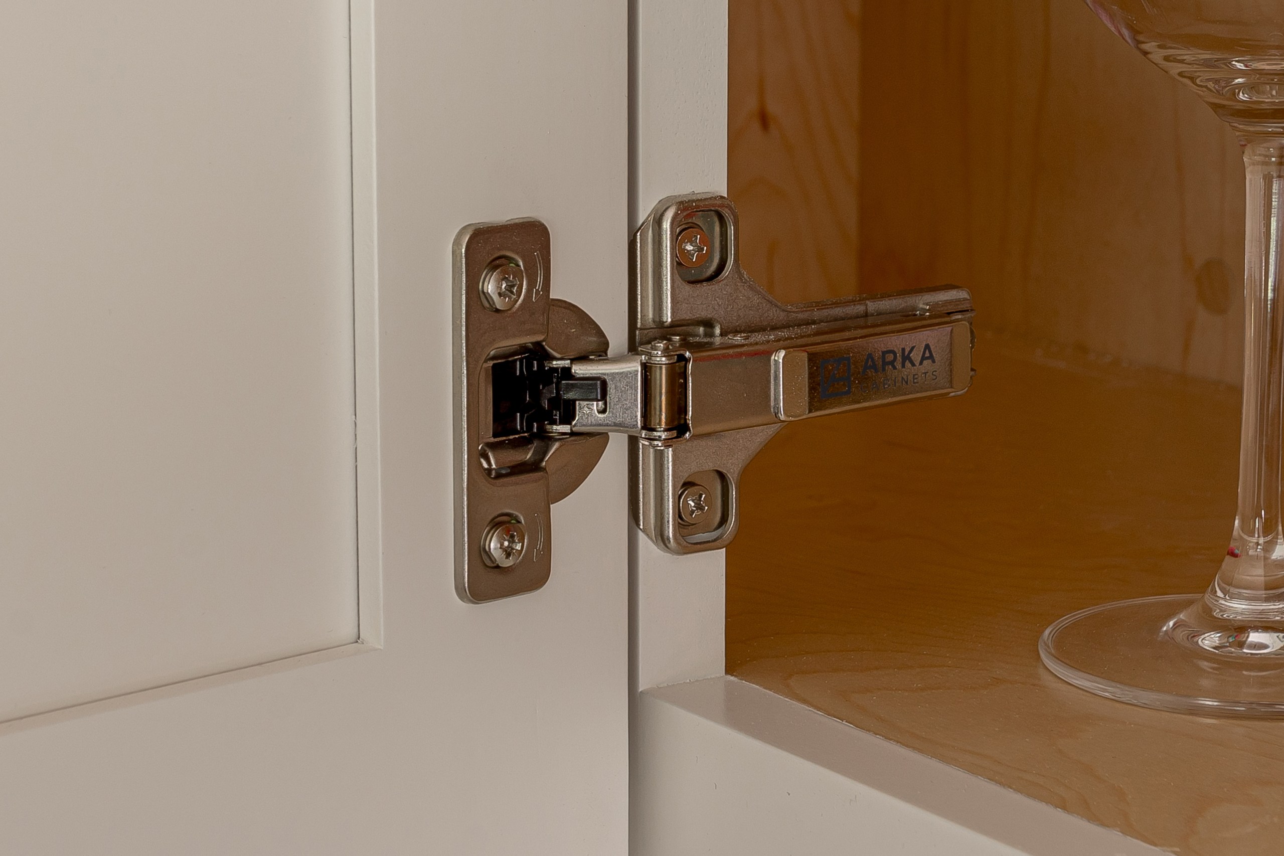 Soft close hinge